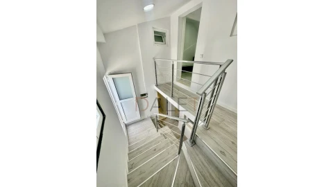 Moradia T9 para Venda em Ajuda