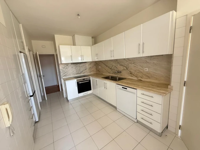 Apartamento T3 para Arrendamento em Creixomil Foto 3