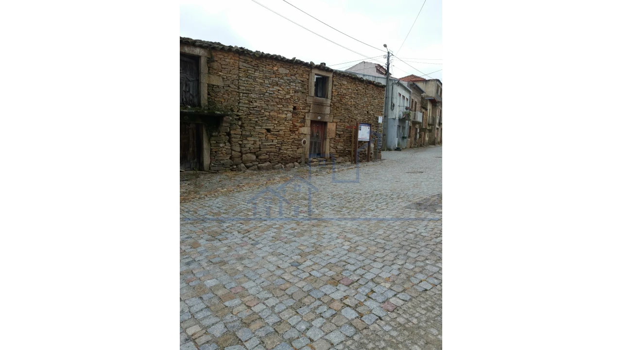 Moradia T0 para Venda em Carviçais Foto 1