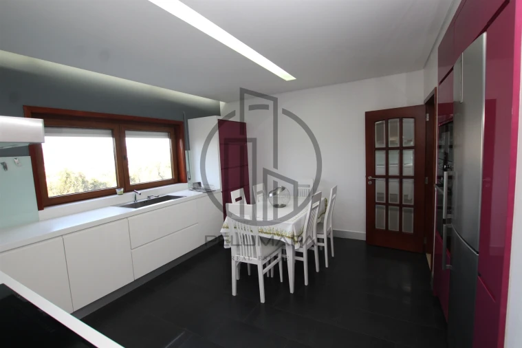 Moradia T5 para Venda em Castelões Foto 9