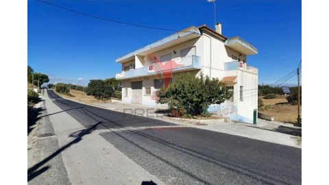 Moradia T7 para Venda em Azoia de Cima e Tremês