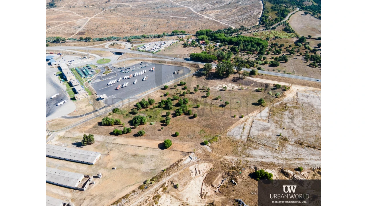 Terreno Comércio / Armazém para Venda em Aveiras de Cima Foto 2