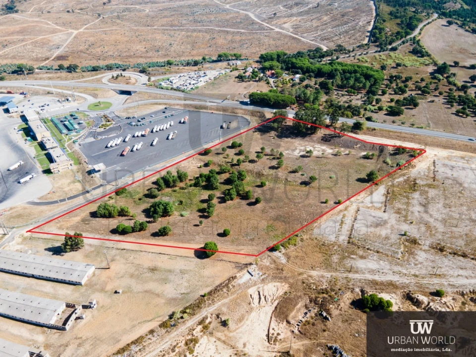 Terreno Comércio / Armazém para Venda em Aveiras de Cima Foto 1