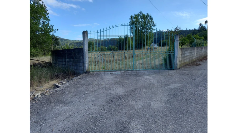 Terreno Comércio / Armazém para Venda em Lousa Foto 2