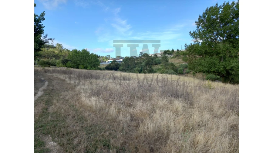 Terreno Comércio / Armazém para Venda em Lousa