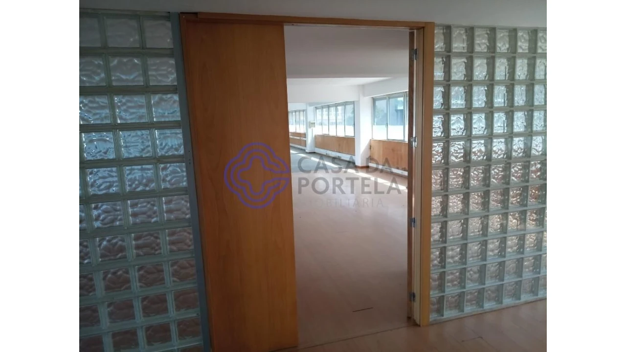 Escritório para Venda em Lordelo do Ouro e Massarelos Foto 1