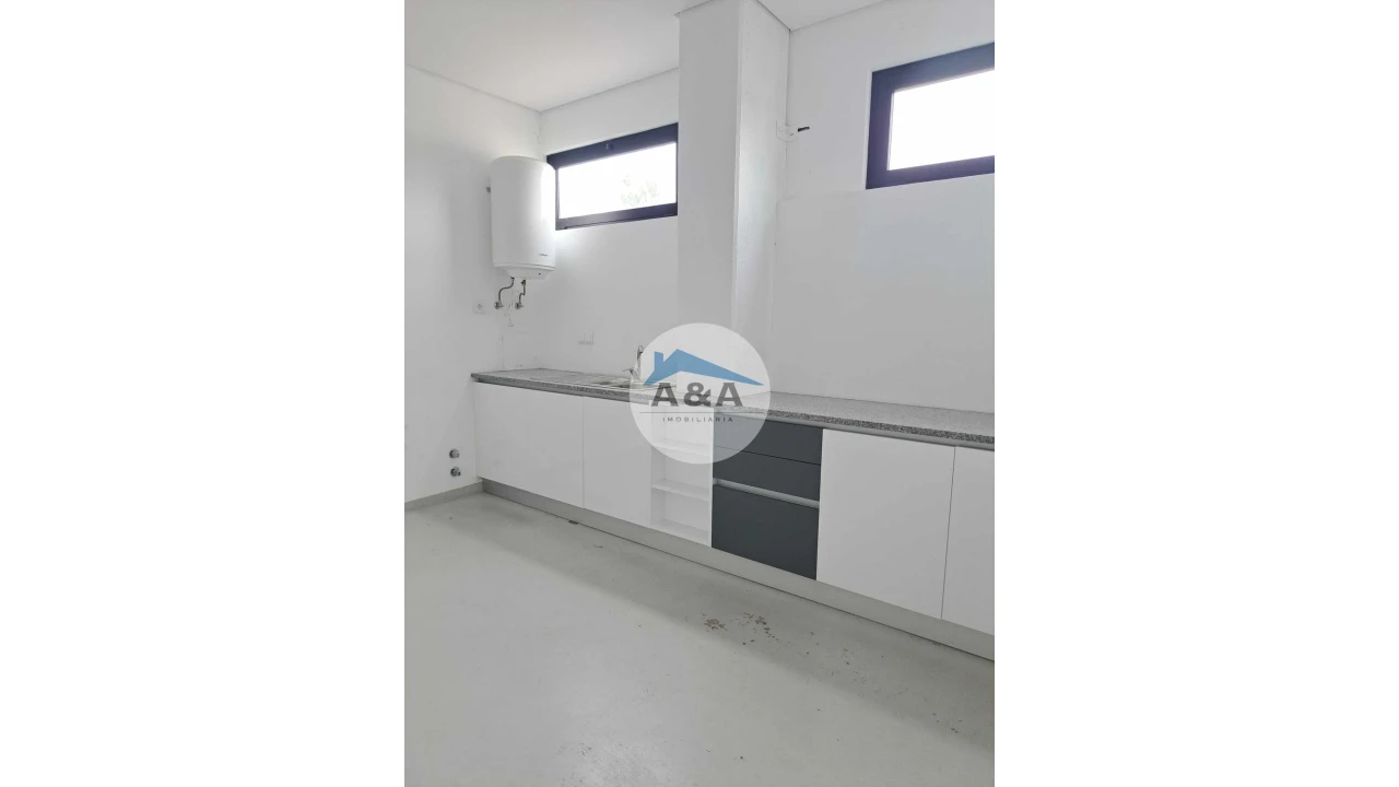 Armazém para Arrendamento em Porto de Mós - São João Baptista e São Pedro Foto 14