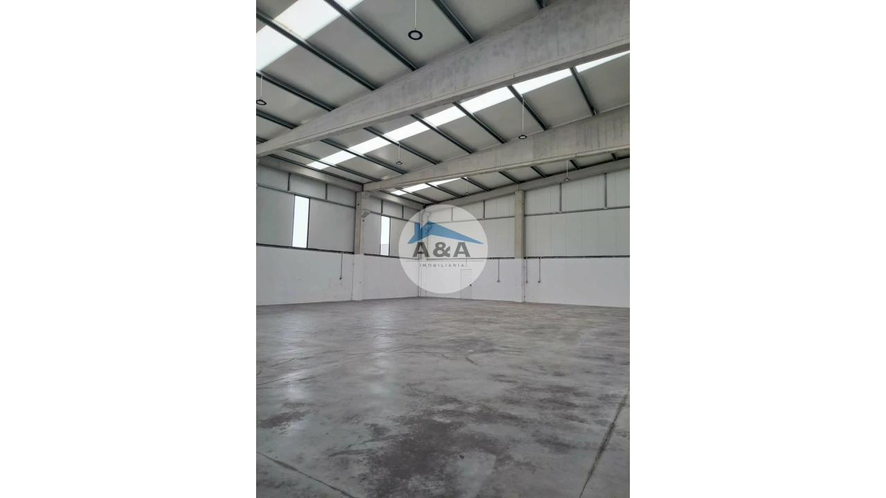 Armazém para Arrendamento em Porto de Mós - São João Baptista e São Pedro Foto 3