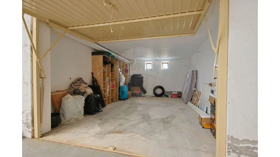 Garagem para Arrendamento em Santo Antonio dos Olivais Foto 3
