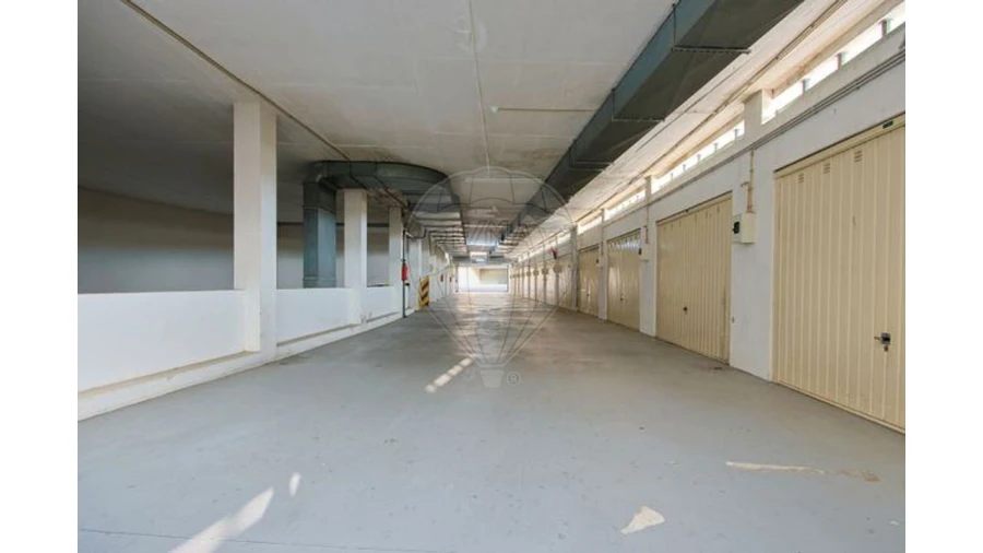 Garagem para Arrendamento em Santo Antonio dos Olivais Foto 1