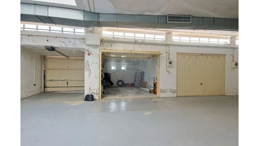 Garagem para Arrendamento em Santo Antonio dos Olivais Foto 2