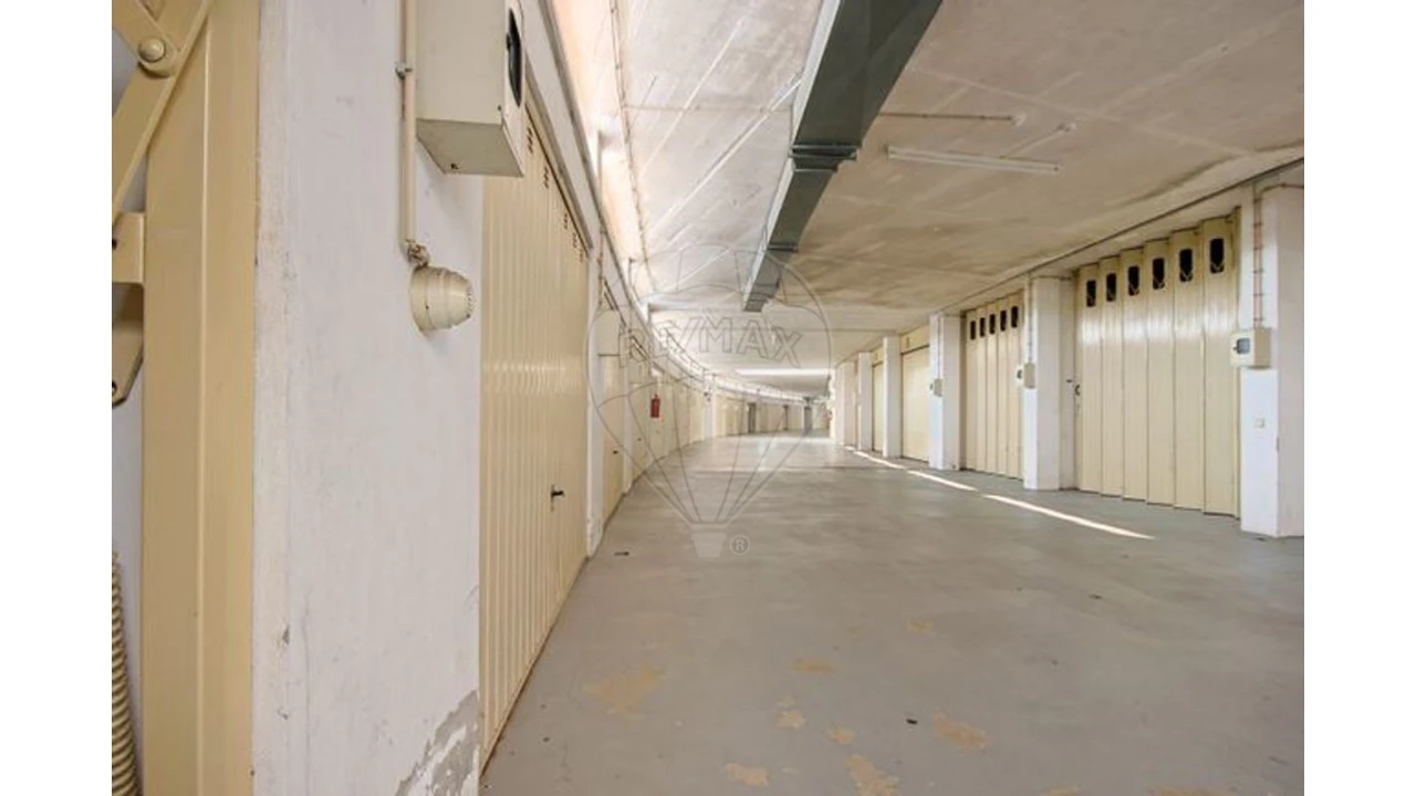 Garagem para Arrendamento em Santo Antonio dos Olivais Foto 4