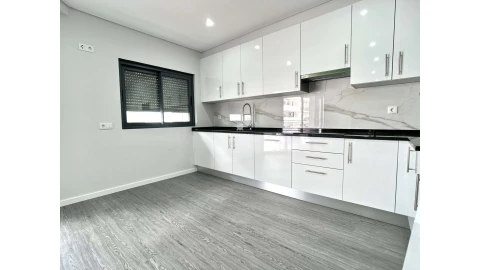 Apartamento T4 para Venda em Quelfes