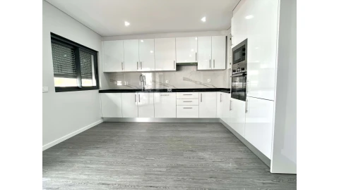 Apartamento T4 para Venda em Quelfes