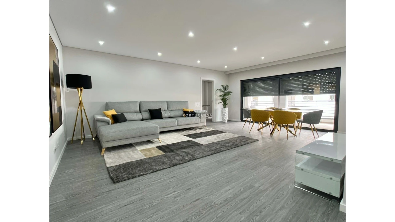 Apartamento T4 para Venda em Quelfes Foto 3