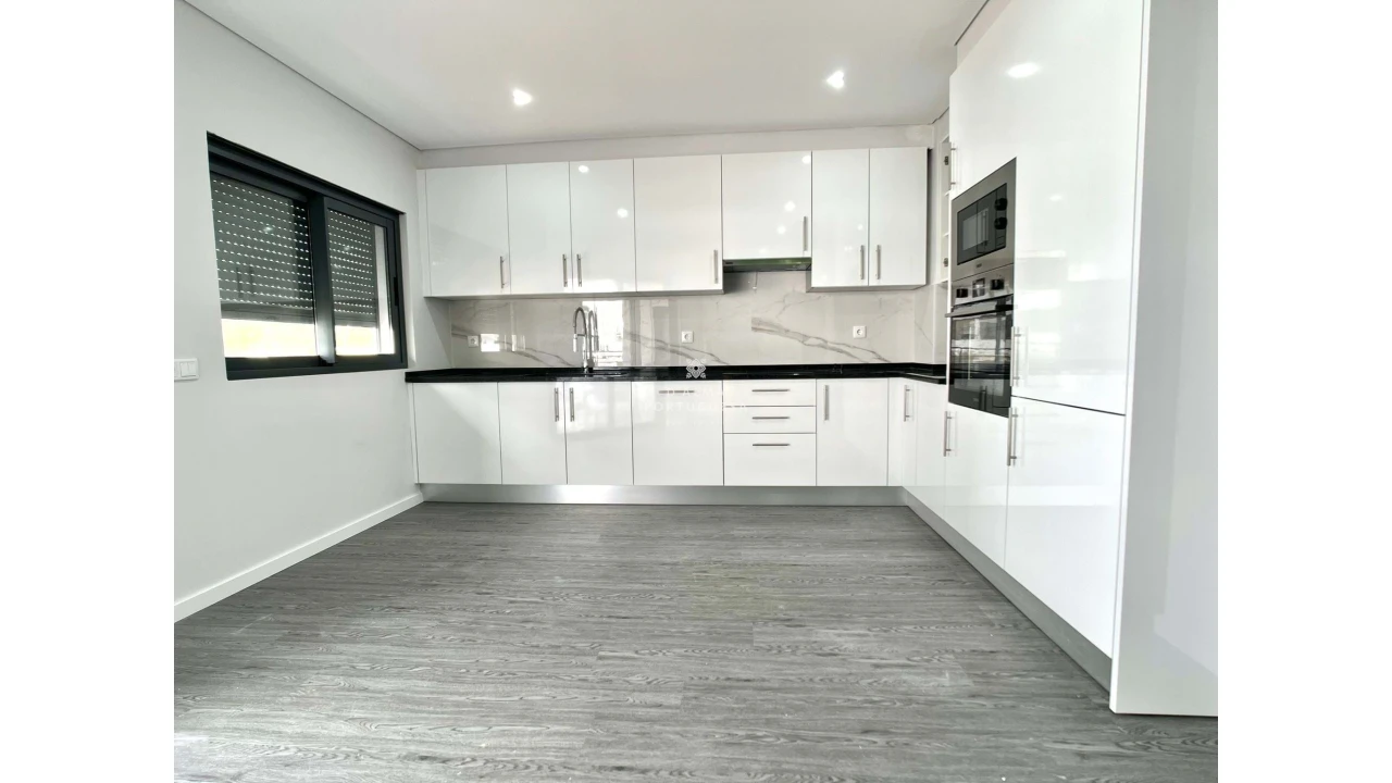 Apartamento T4 para Venda em Quelfes Foto 9