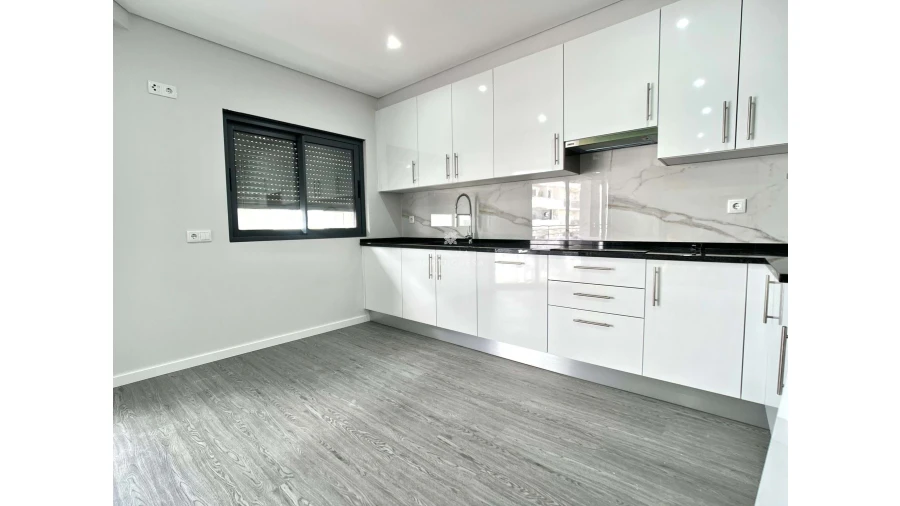 Apartamento T4 para Venda em Quelfes Foto 7