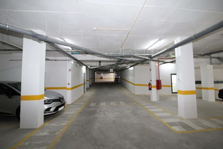Apartamento T4 para Venda em Quelfes Foto 38