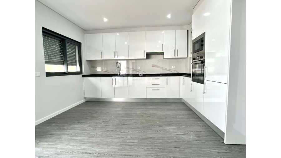 Apartamento T4 para Venda em Quelfes Foto 9