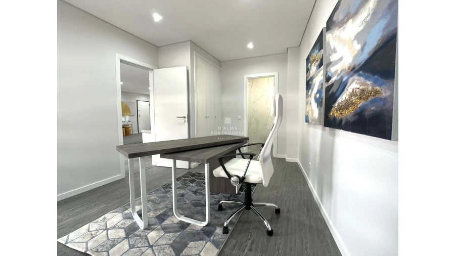 Apartamento T4 para Venda em Quelfes Foto 11