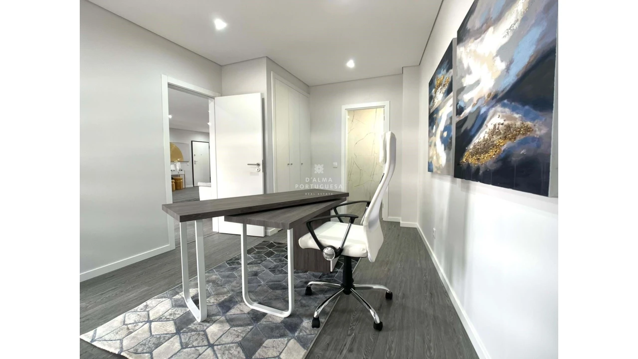 Apartamento T4 para Venda em Quelfes Foto 11