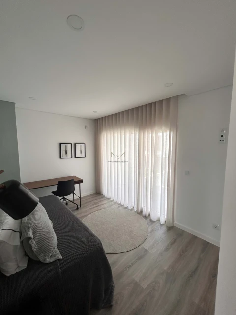 Moradia T4 para Venda em Charneca de Caparica e Sobreda