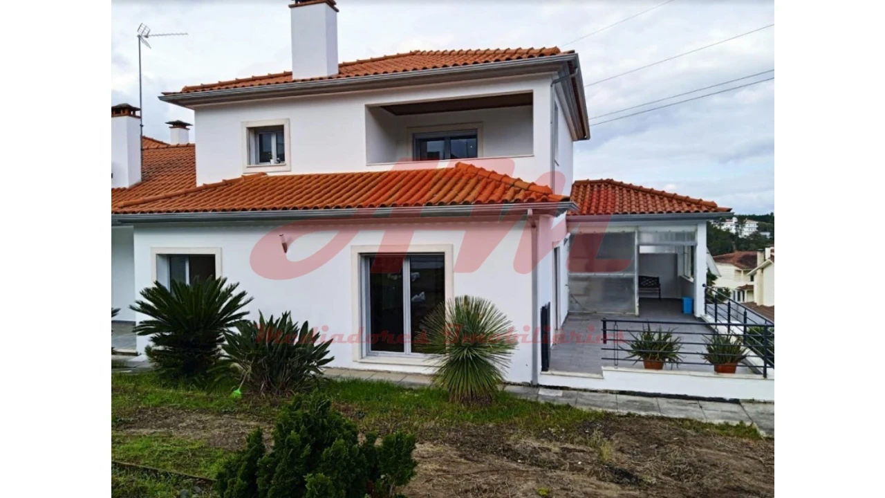 Moradia T4 para Venda em Parceiros e Azoia Foto 1