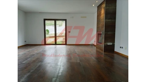 Moradia T4 para Venda em Parceiros e Azoia