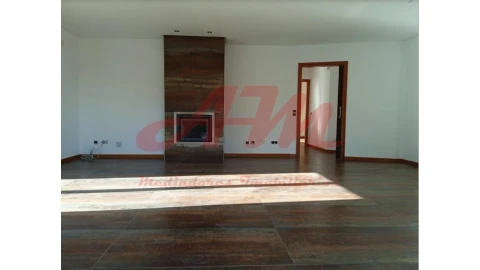 Moradia T4 para Venda em Parceiros e Azoia