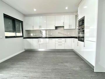 Apartamento T3 para Venda em Quelfes