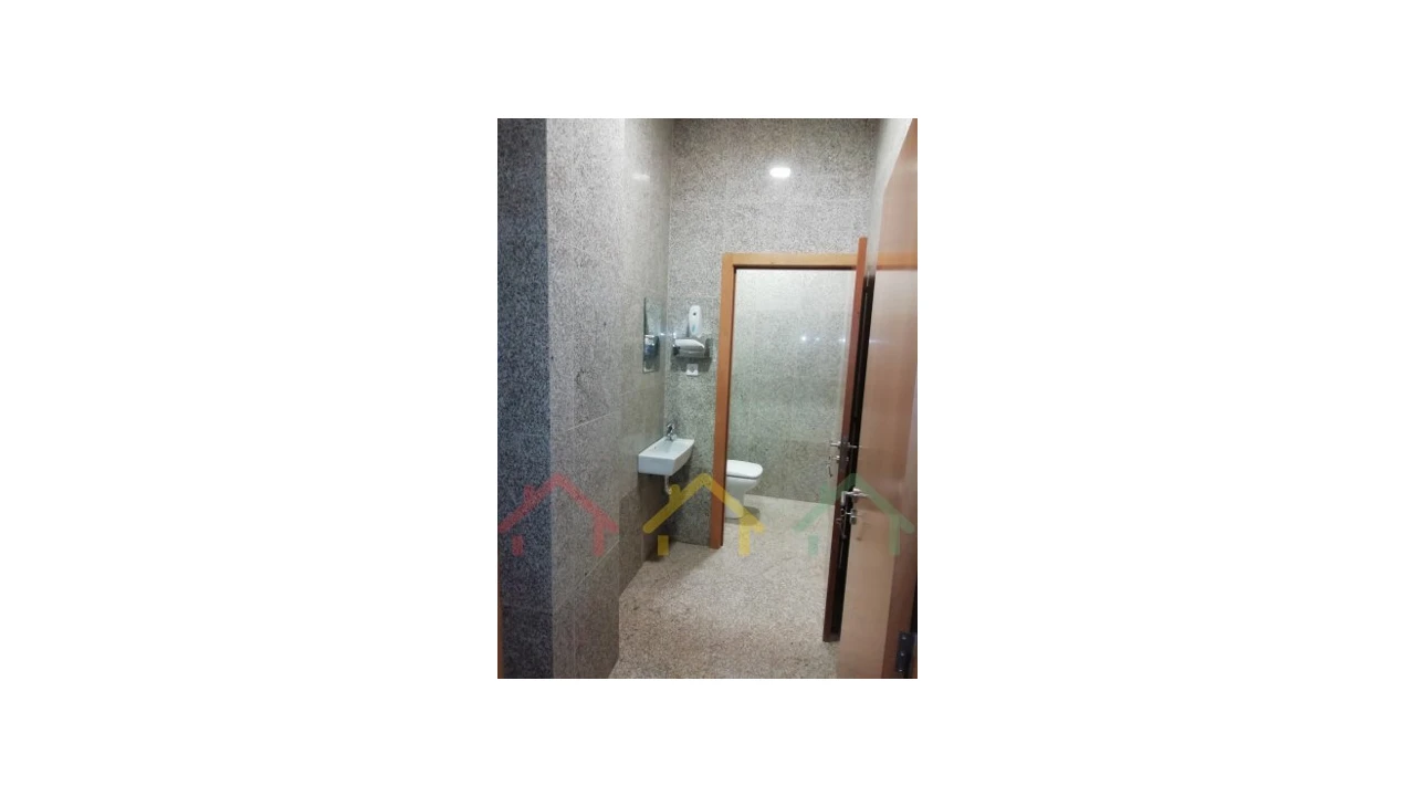 Loja para Arrendamento em Lordelo do Ouro e Massarelos Foto 11