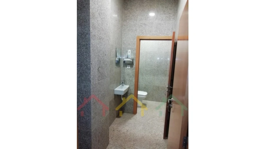 Loja para Arrendamento em Lordelo do Ouro e Massarelos Foto 11