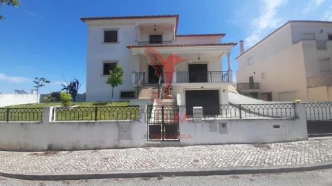 Moradia T5 para Venda em Achete, Azoia de Baixo e Póvoa de Santarém