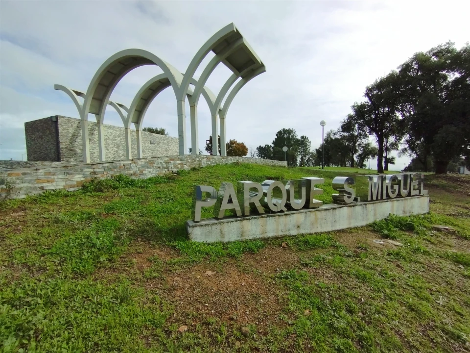 Prédio para Venda em Tortosendo Foto 1