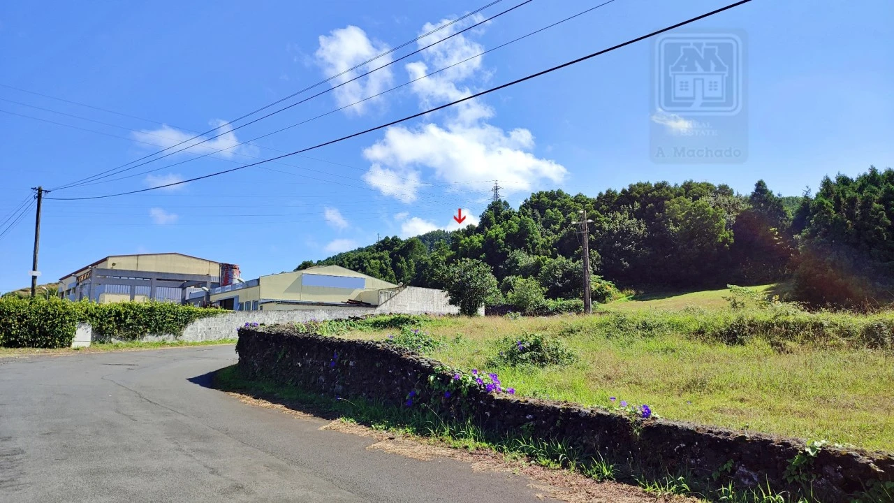 Terreno Comércio / Armazém para Venda em Pico da Pedra Foto 1