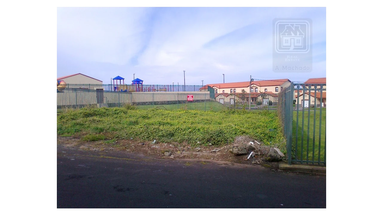 Terreno para Venda em Praia da Vitoria (Santa Cruz) Foto 1