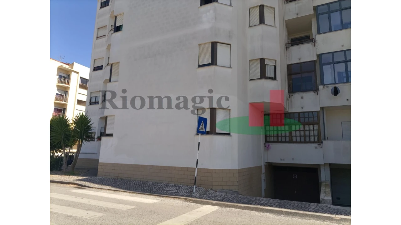 Garagem para Venda em Rio Maior Foto 1