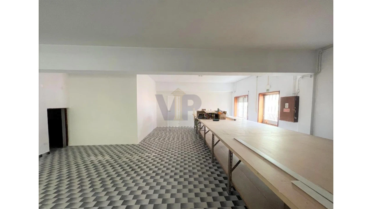 Loja para Arrendamento em Rio Tinto Foto 3