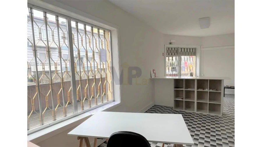 Loja para Arrendamento em Rio Tinto Foto 2