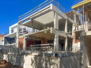 Moradia T5 para Venda em Quarteira