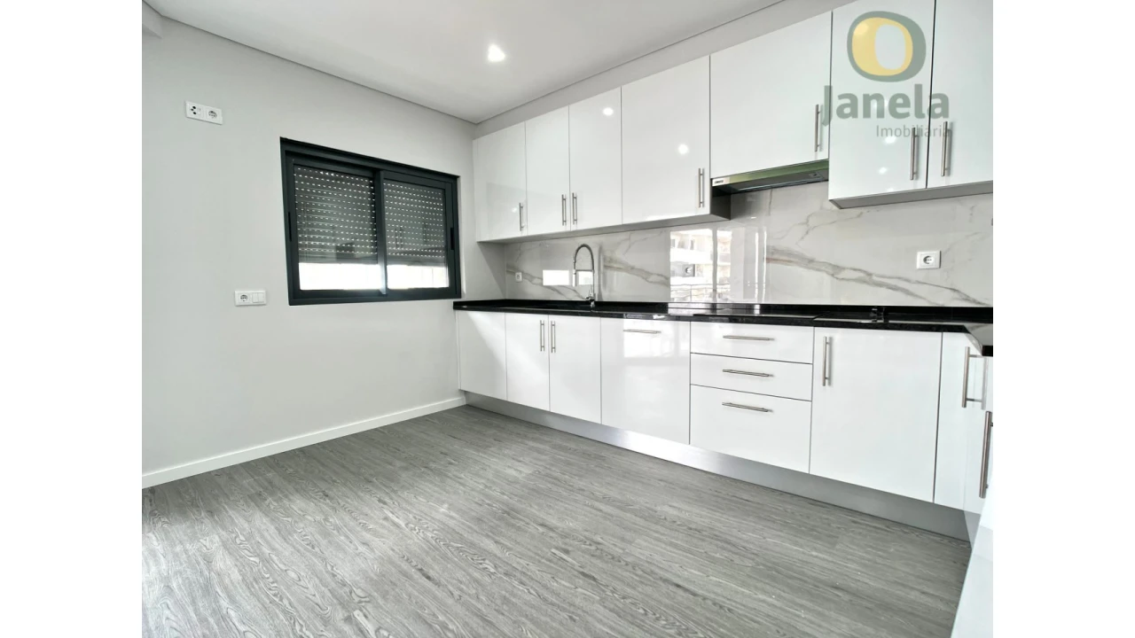 Apartamento T3 para Venda em Quelfes Foto 4