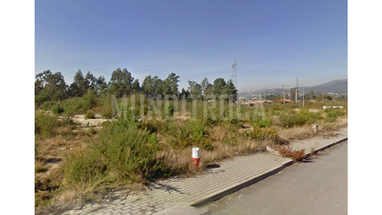 Terreno Comércio / Armazém para Venda em Monsul Foto 1