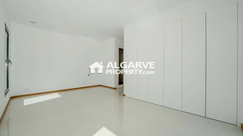 Moradia T4 para Venda em Loule (São Sebastião)