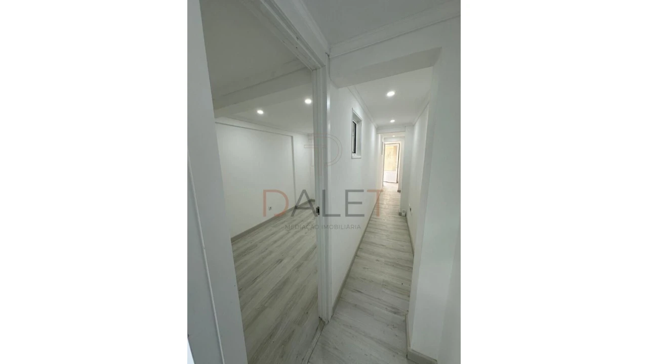 Apartamento T1 para Venda em Corroios Foto 11