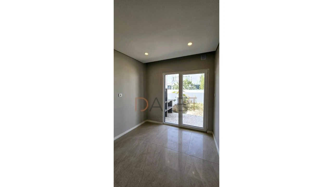 Moradia T4 para Venda em Fernao Ferro Foto 22