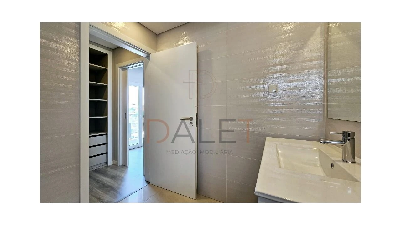 Moradia T4 para Venda em Fernao Ferro Foto 53