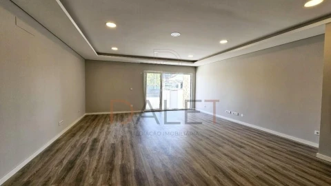 Moradia T4 para Venda em Fernao Ferro