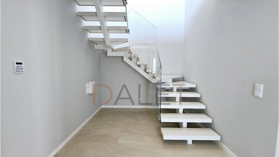 Moradia T4 para Venda em Fernao Ferro Foto 30