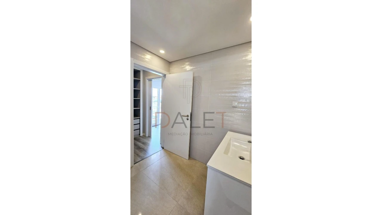 Moradia T4 para Venda em Fernao Ferro Foto 54