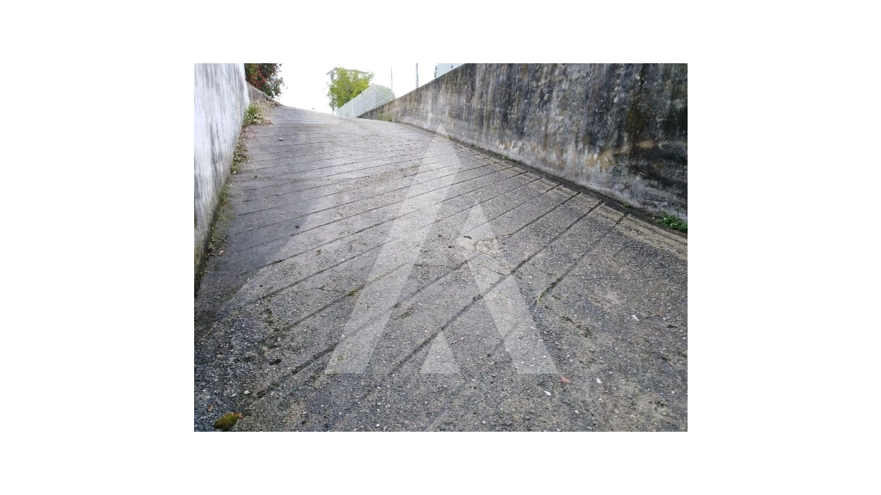 Garagem para Venda em Oiã Foto 1